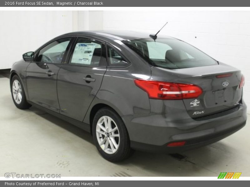 Magnetic / Charcoal Black 2016 Ford Focus SE Sedan