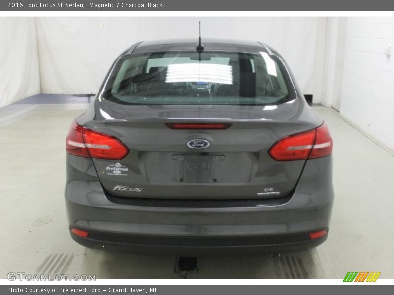 Magnetic / Charcoal Black 2016 Ford Focus SE Sedan