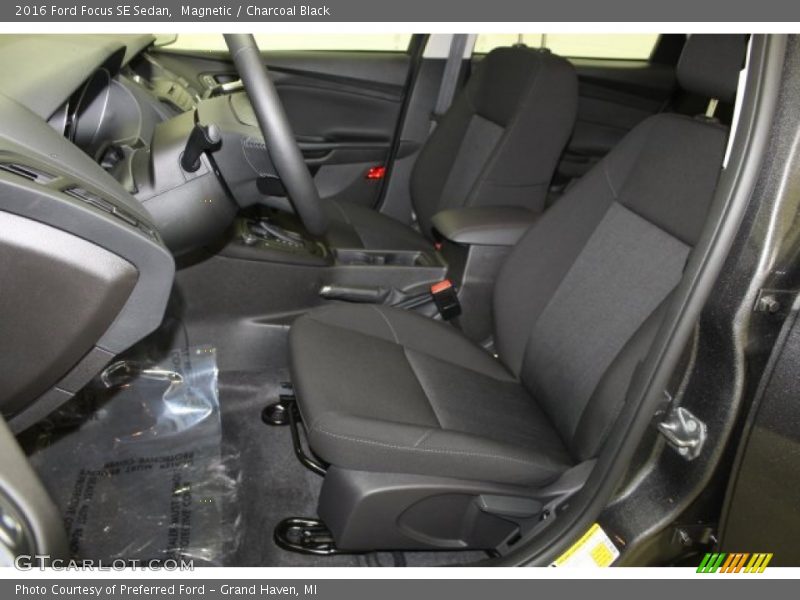 Magnetic / Charcoal Black 2016 Ford Focus SE Sedan