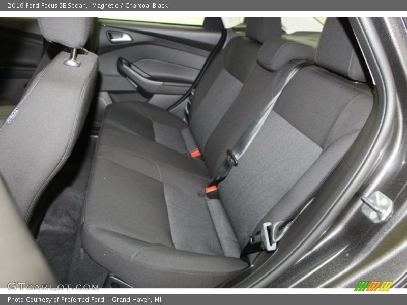 Magnetic / Charcoal Black 2016 Ford Focus SE Sedan