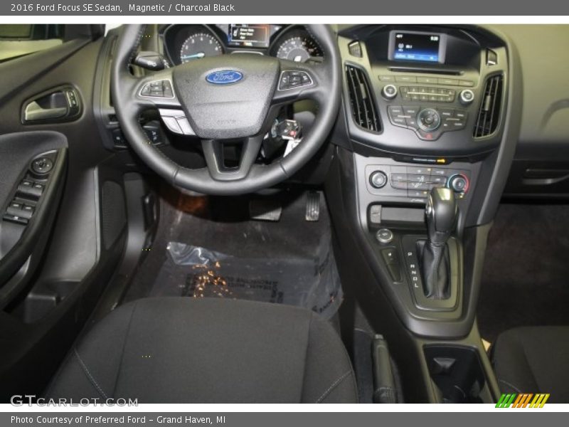 Magnetic / Charcoal Black 2016 Ford Focus SE Sedan