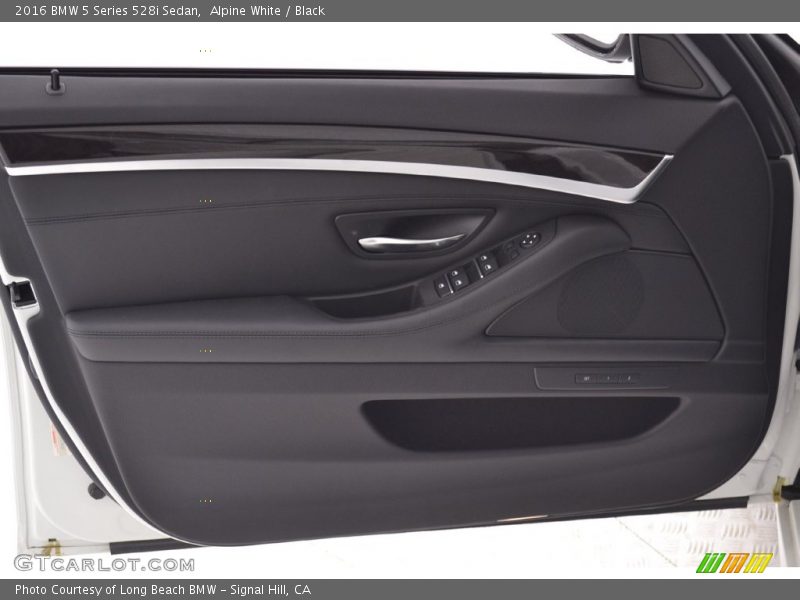 Alpine White / Black 2016 BMW 5 Series 528i Sedan