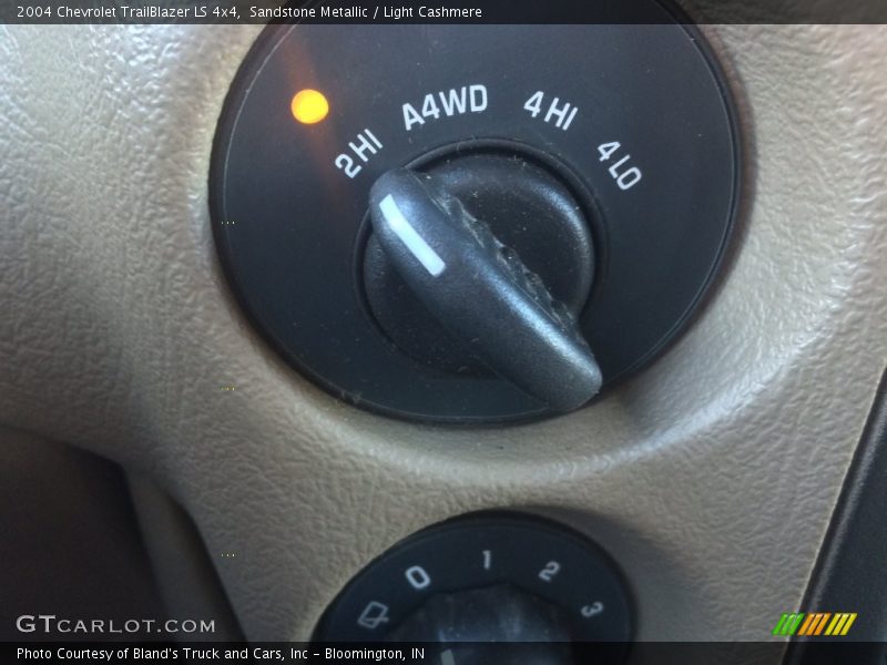 Sandstone Metallic / Light Cashmere 2004 Chevrolet TrailBlazer LS 4x4