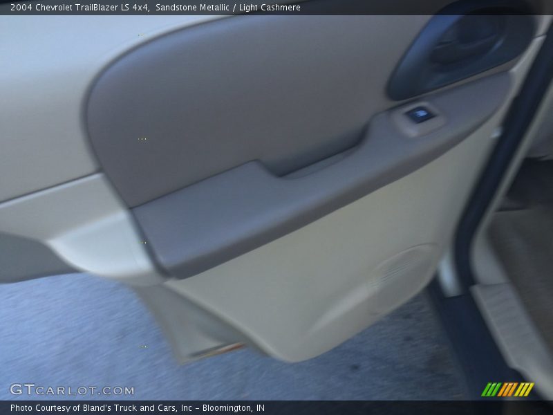 Sandstone Metallic / Light Cashmere 2004 Chevrolet TrailBlazer LS 4x4