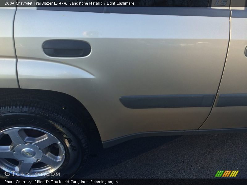 Sandstone Metallic / Light Cashmere 2004 Chevrolet TrailBlazer LS 4x4