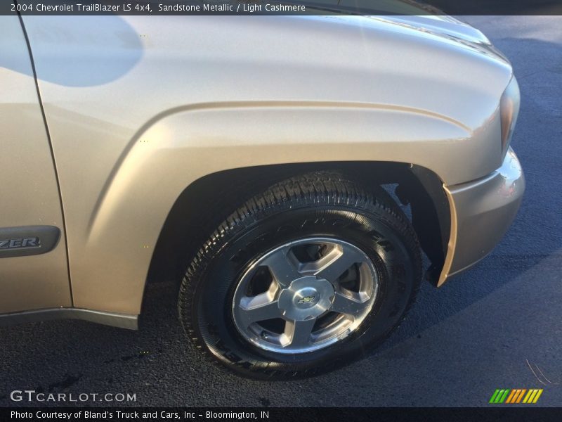 Sandstone Metallic / Light Cashmere 2004 Chevrolet TrailBlazer LS 4x4