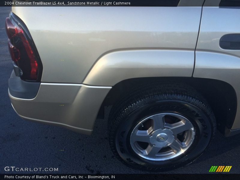 Sandstone Metallic / Light Cashmere 2004 Chevrolet TrailBlazer LS 4x4