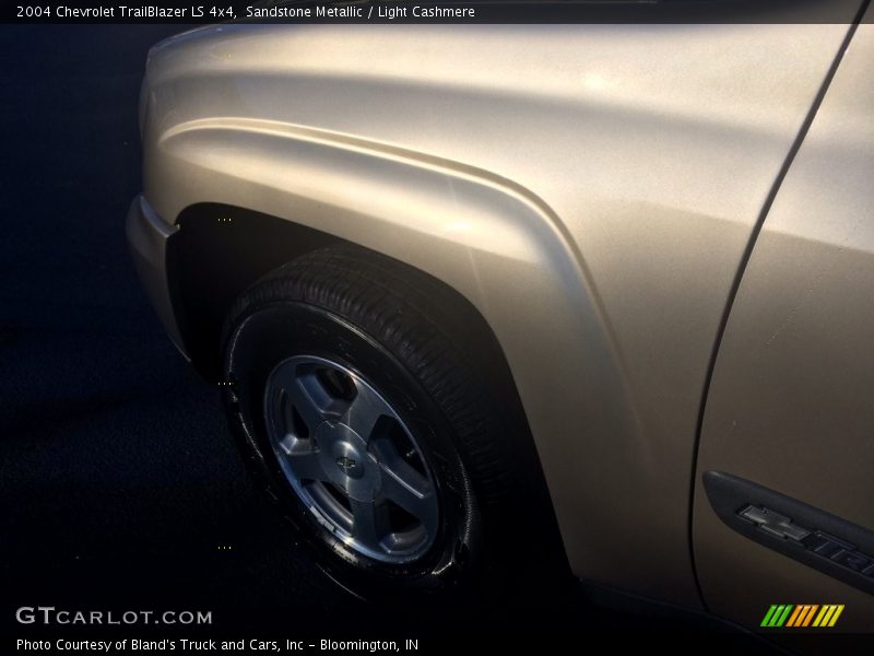 Sandstone Metallic / Light Cashmere 2004 Chevrolet TrailBlazer LS 4x4
