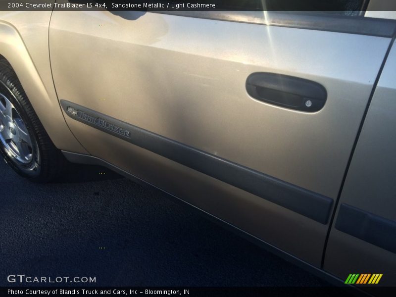 Sandstone Metallic / Light Cashmere 2004 Chevrolet TrailBlazer LS 4x4