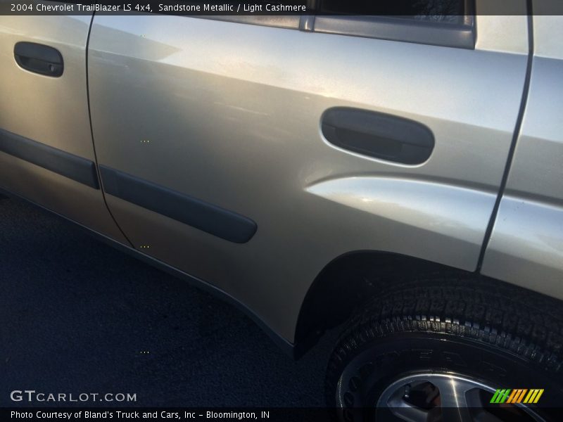 Sandstone Metallic / Light Cashmere 2004 Chevrolet TrailBlazer LS 4x4