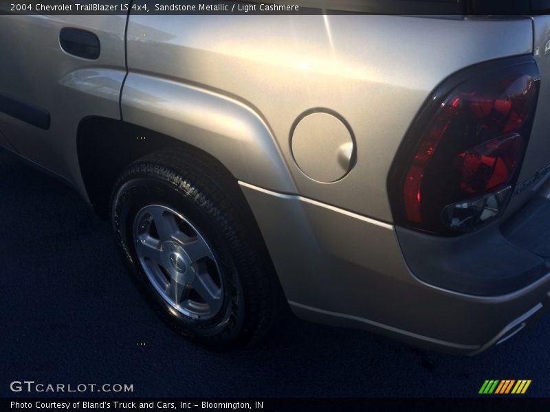 Sandstone Metallic / Light Cashmere 2004 Chevrolet TrailBlazer LS 4x4