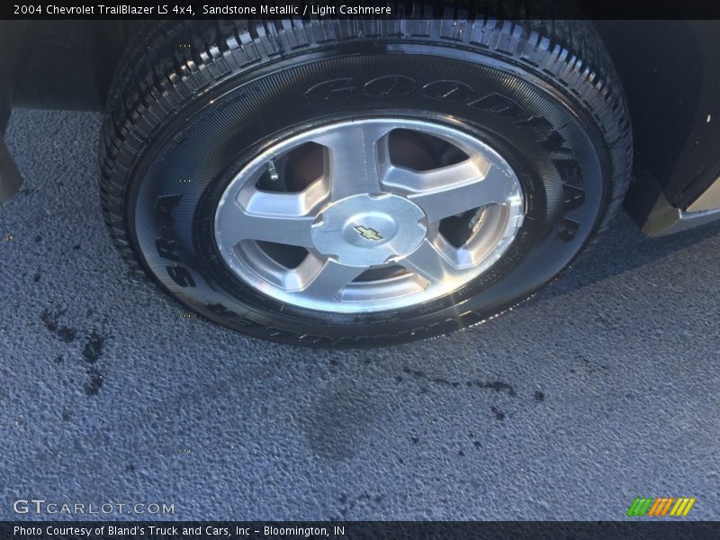 Sandstone Metallic / Light Cashmere 2004 Chevrolet TrailBlazer LS 4x4