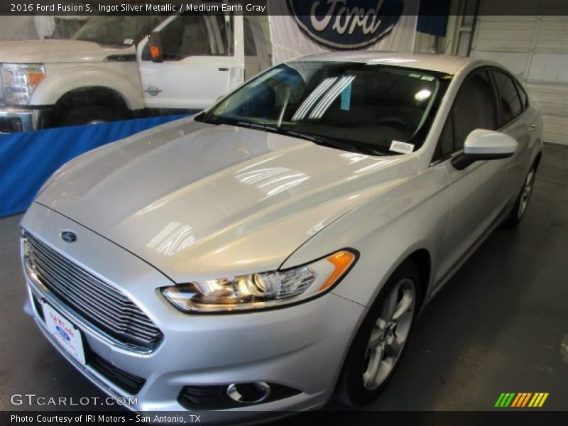 Ingot Silver Metallic / Medium Earth Gray 2016 Ford Fusion S