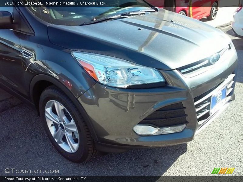 Magnetic Metallic / Charcoal Black 2016 Ford Escape SE
