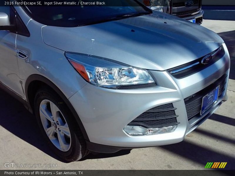 Ingot Silver Metallic / Charcoal Black 2016 Ford Escape SE