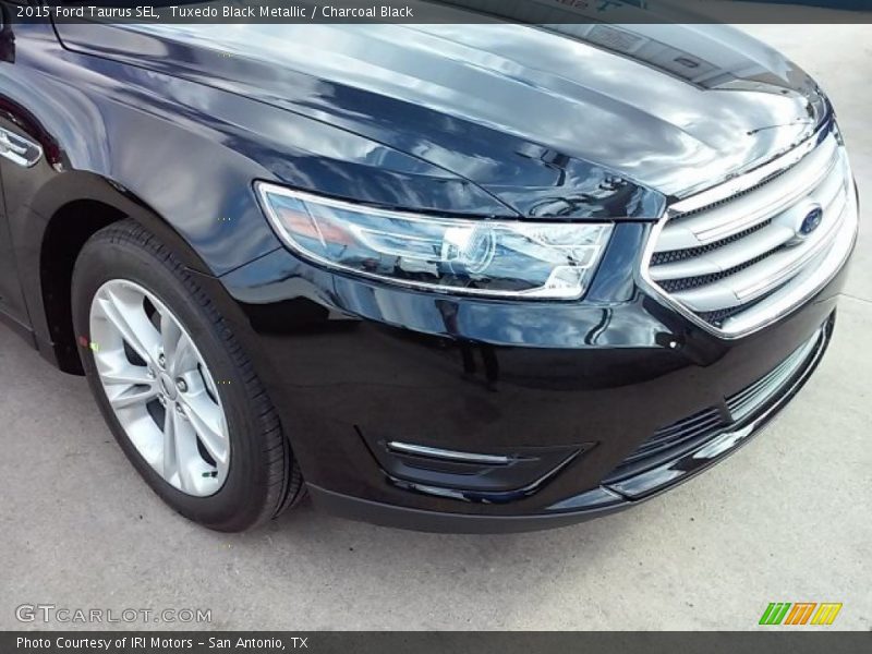 Tuxedo Black Metallic / Charcoal Black 2015 Ford Taurus SEL