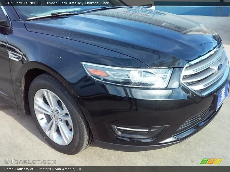 Tuxedo Black Metallic / Charcoal Black 2015 Ford Taurus SEL