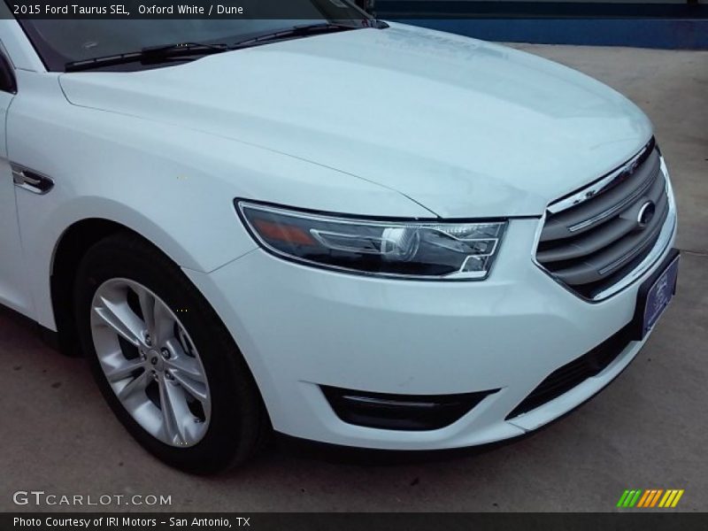 Oxford White / Dune 2015 Ford Taurus SEL