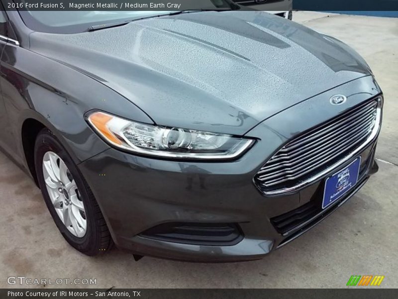 Magnetic Metallic / Medium Earth Gray 2016 Ford Fusion S