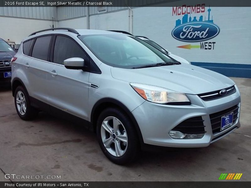 Ingot Silver Metallic / Charcoal Black 2016 Ford Escape SE
