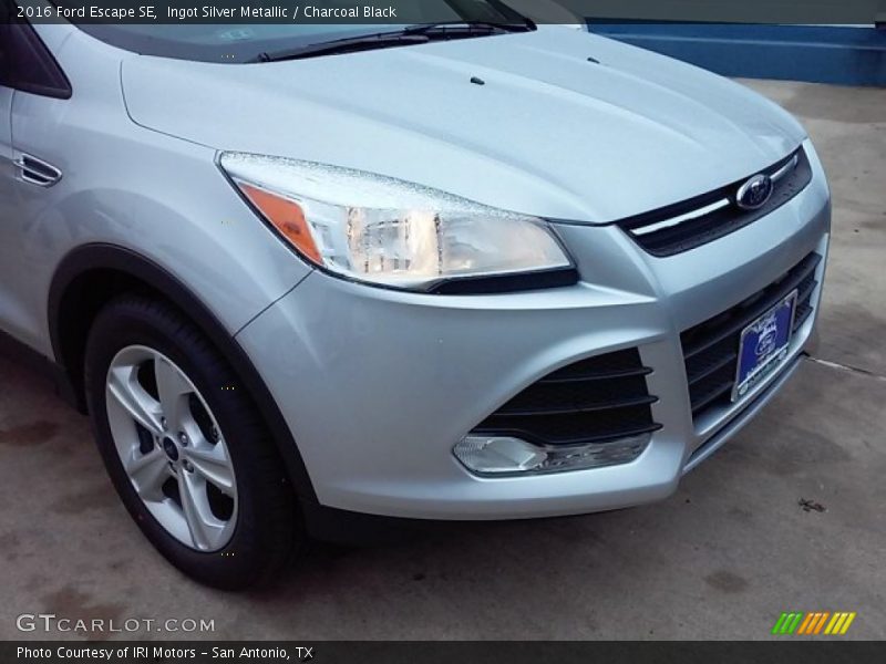 Ingot Silver Metallic / Charcoal Black 2016 Ford Escape SE