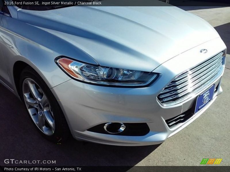 Ingot Silver Metallic / Charcoal Black 2016 Ford Fusion SE