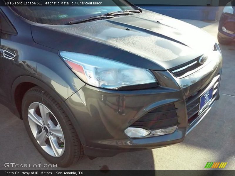Magnetic Metallic / Charcoal Black 2016 Ford Escape SE