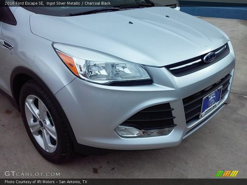 Ingot Silver Metallic / Charcoal Black 2016 Ford Escape SE