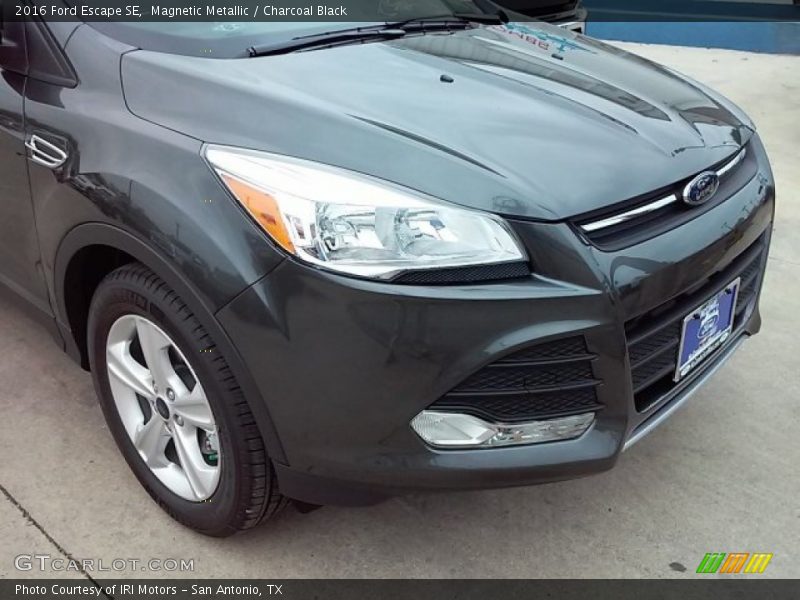 Magnetic Metallic / Charcoal Black 2016 Ford Escape SE