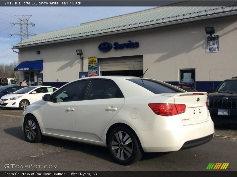 Snow White Pearl / Black 2013 Kia Forte EX