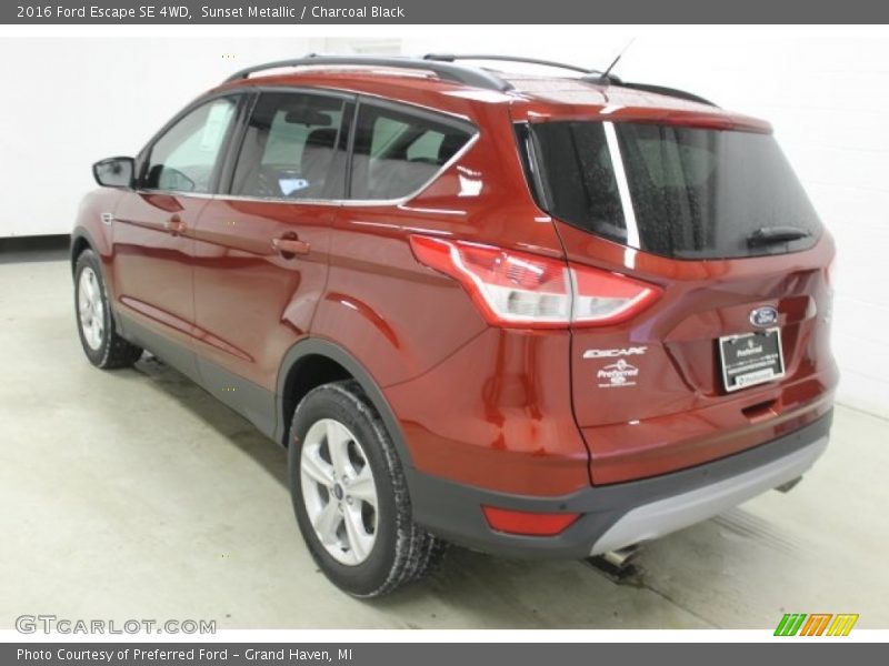 Sunset Metallic / Charcoal Black 2016 Ford Escape SE 4WD