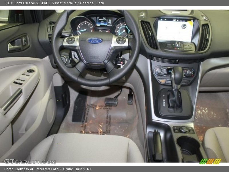 Sunset Metallic / Charcoal Black 2016 Ford Escape SE 4WD