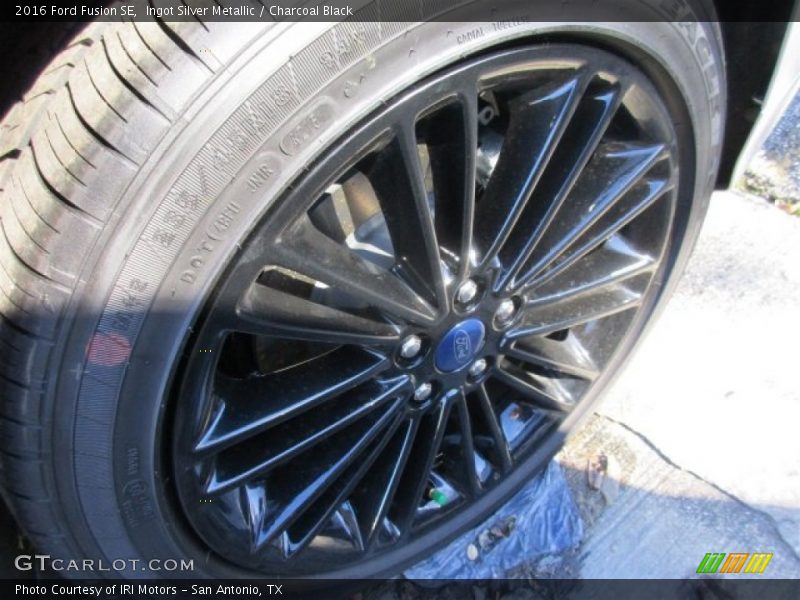 Ingot Silver Metallic / Charcoal Black 2016 Ford Fusion SE