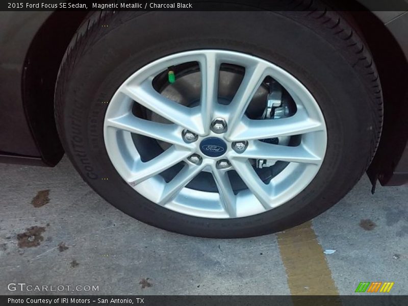 Magnetic Metallic / Charcoal Black 2015 Ford Focus SE Sedan