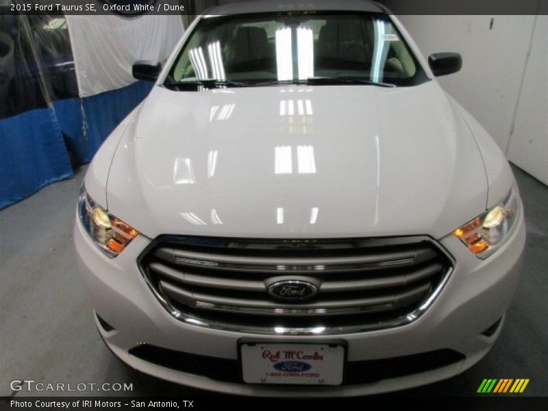 Oxford White / Dune 2015 Ford Taurus SE