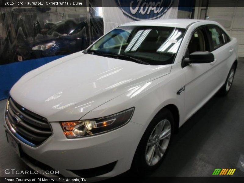 Oxford White / Dune 2015 Ford Taurus SE