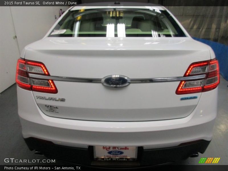 Oxford White / Dune 2015 Ford Taurus SE