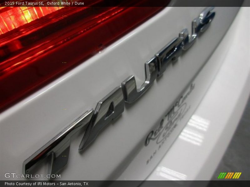 Oxford White / Dune 2015 Ford Taurus SE