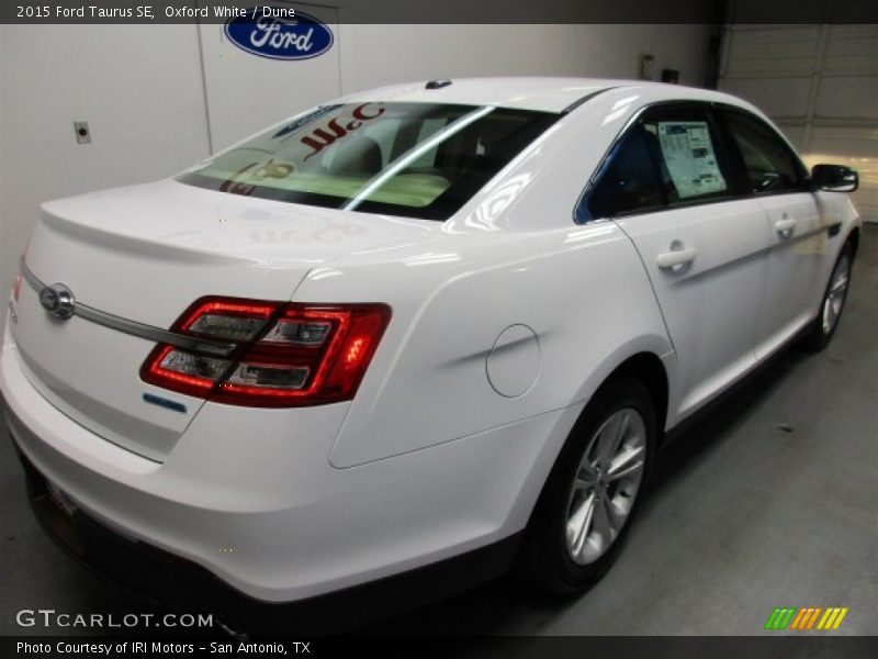 Oxford White / Dune 2015 Ford Taurus SE
