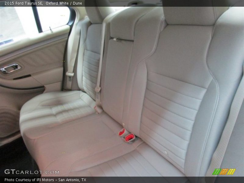 Oxford White / Dune 2015 Ford Taurus SE