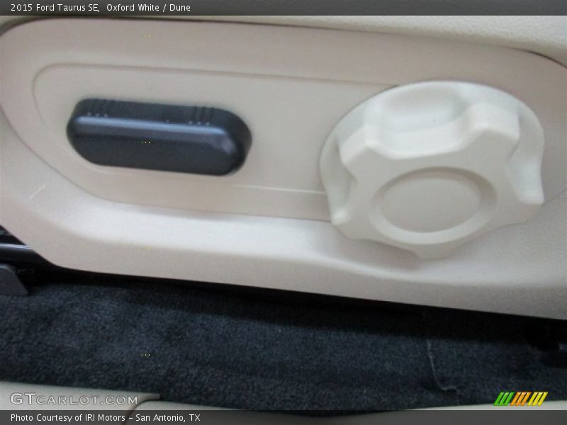 Oxford White / Dune 2015 Ford Taurus SE