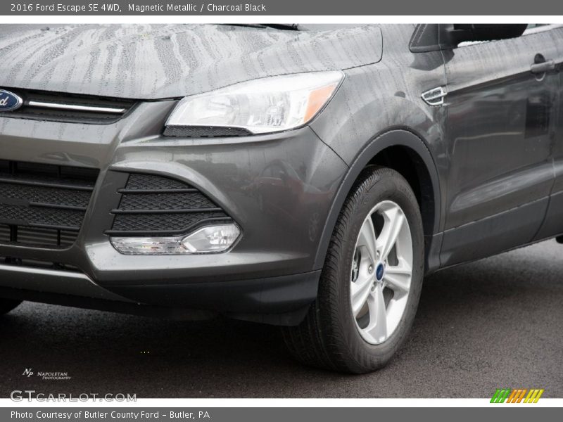 Magnetic Metallic / Charcoal Black 2016 Ford Escape SE 4WD