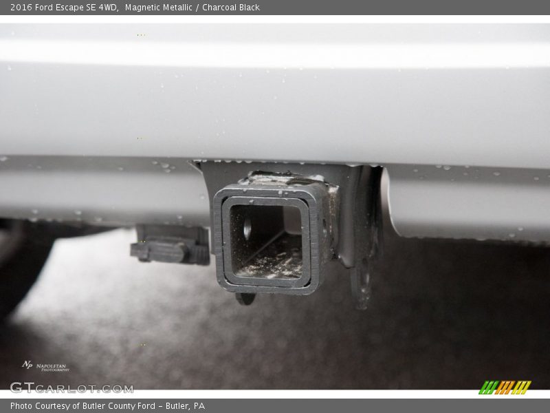 Magnetic Metallic / Charcoal Black 2016 Ford Escape SE 4WD