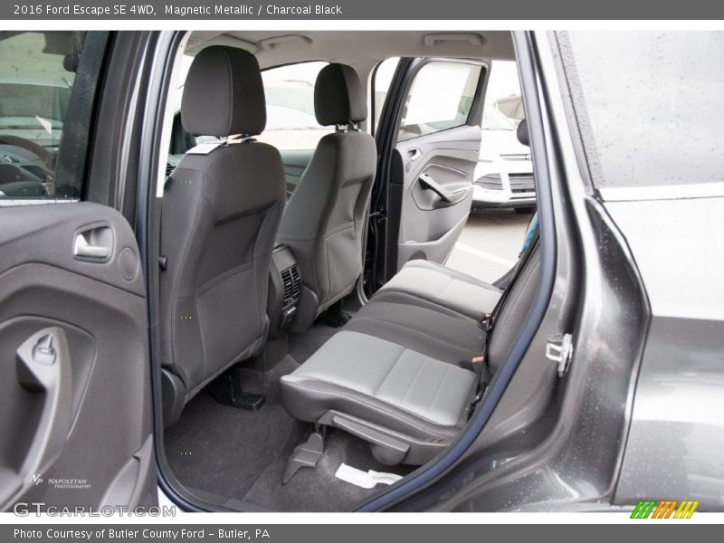 Magnetic Metallic / Charcoal Black 2016 Ford Escape SE 4WD