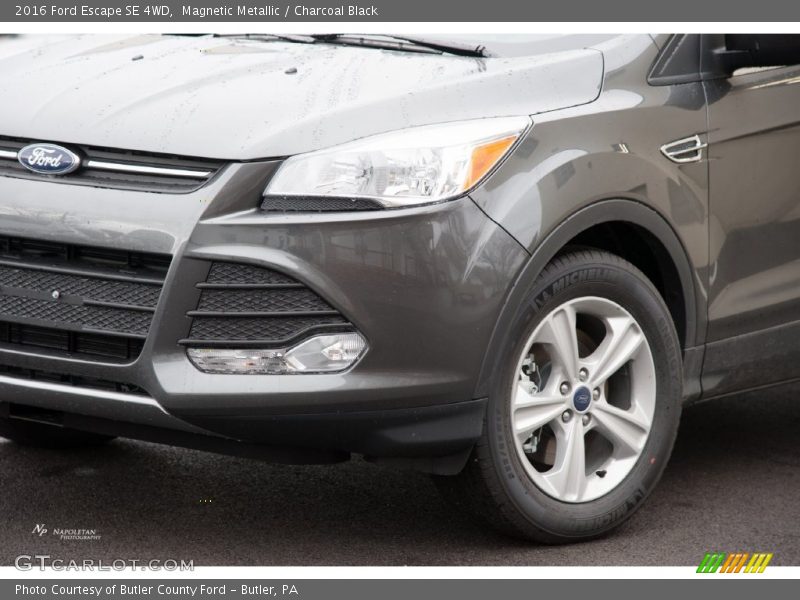 Magnetic Metallic / Charcoal Black 2016 Ford Escape SE 4WD