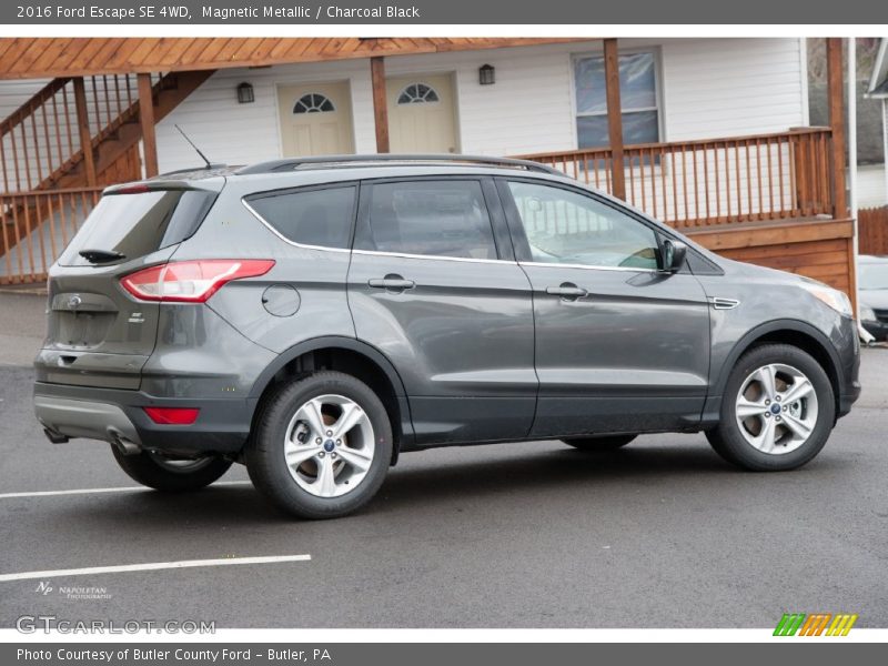 Magnetic Metallic / Charcoal Black 2016 Ford Escape SE 4WD