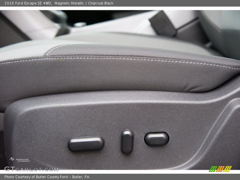 Magnetic Metallic / Charcoal Black 2016 Ford Escape SE 4WD