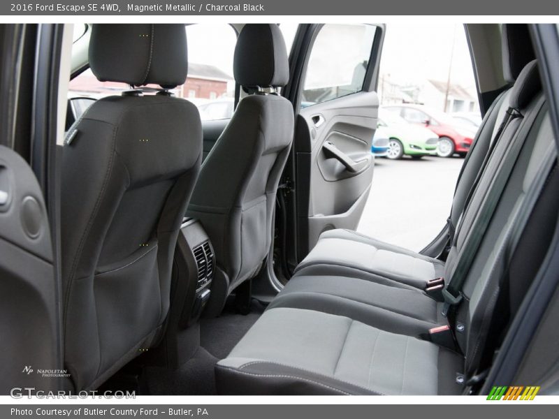 Magnetic Metallic / Charcoal Black 2016 Ford Escape SE 4WD