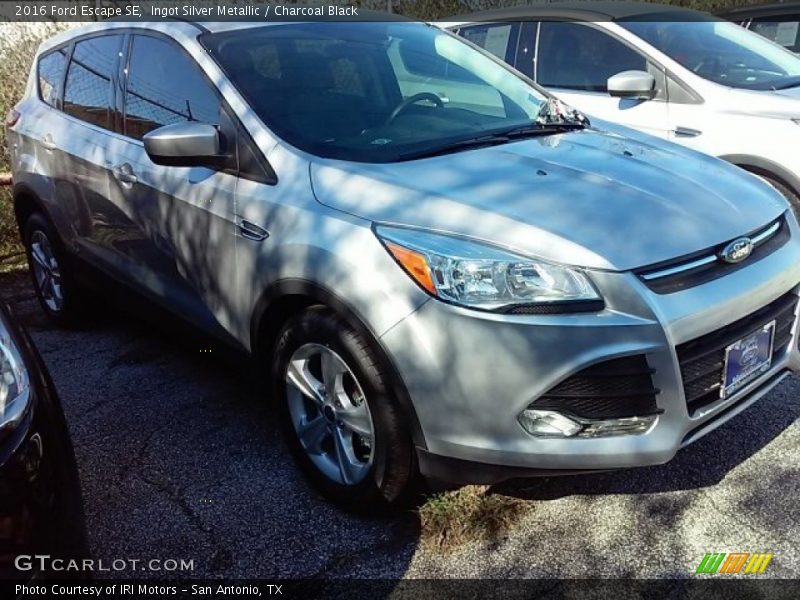 Ingot Silver Metallic / Charcoal Black 2016 Ford Escape SE
