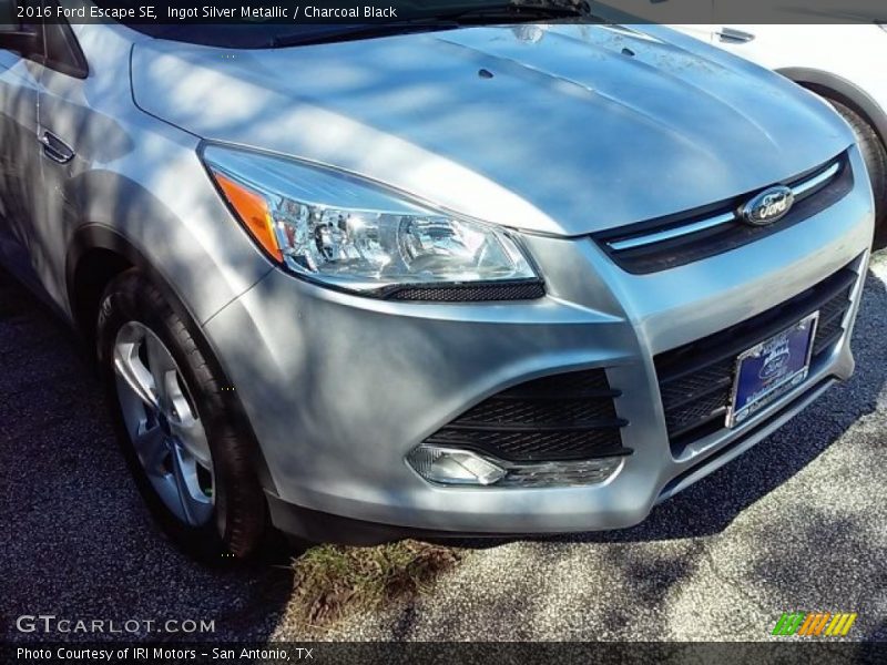Ingot Silver Metallic / Charcoal Black 2016 Ford Escape SE
